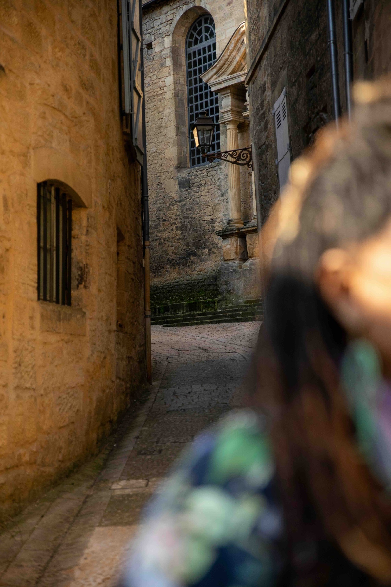 Traciana looking away in a Sarlat alley